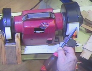 Sharpening a fingernail grind